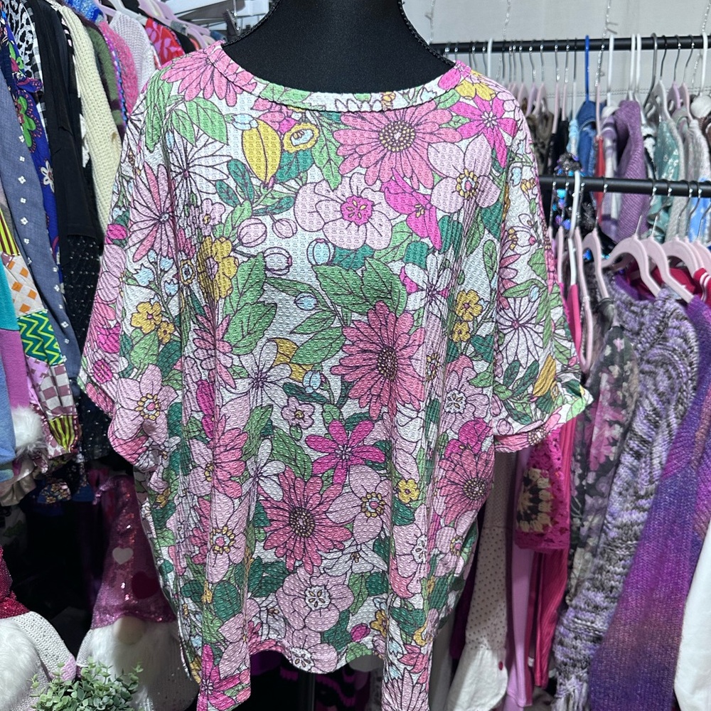 🚨🚨🚨SOLD🚨🚨🚨Floral Women's Blouse in Pink and Green
New without tags